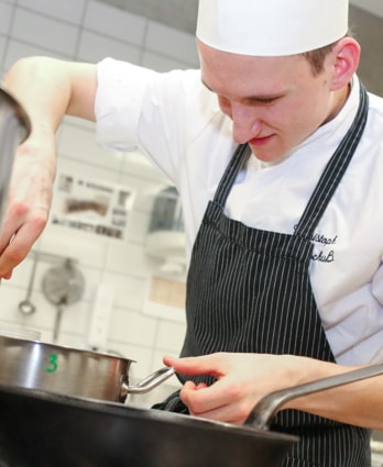 Christoph Fürnschuß beim Kochen